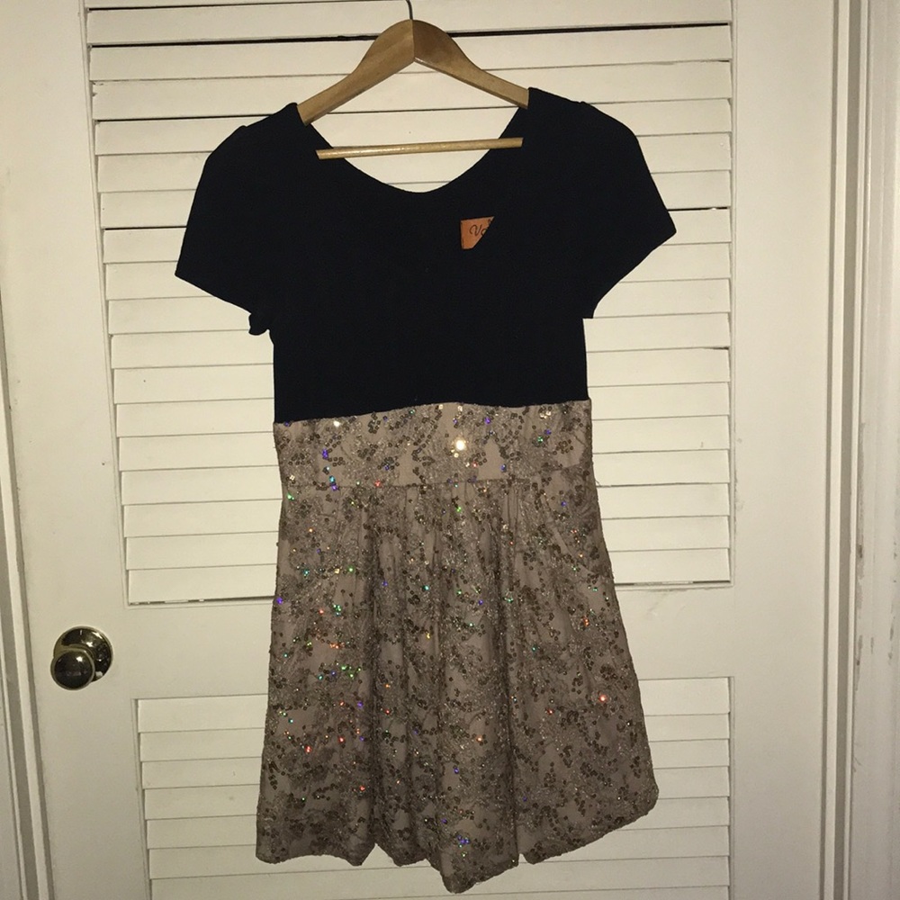 LBD perfect for the winter. Only worn once